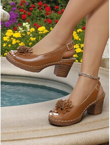  Rote Slingback-Sandalen aus Lackleder für Damen mit floralem Detail – Retro-Blockabsatzschuhe für Gartenpartys und Sommer-Dates