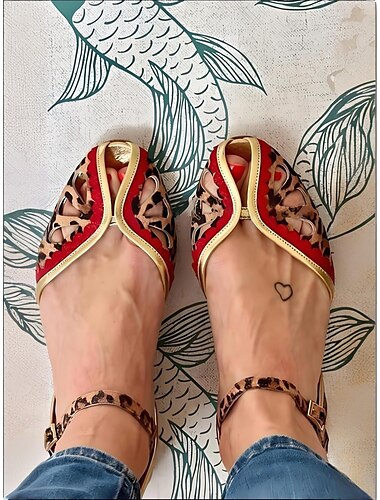  Γυναικεία φλατ λεοπάρ mesh με peep toe και κόκκινο τελείωμα σε σχήμα χτενιού, vintage σανδάλια με λουράκι στον αστράγαλο της δεκαετίας του 1950 για casual chic ντυσίματα και καλοκαιρινές επισκέψεις σε γκαλερί τέχνης