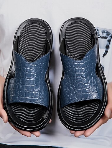  Herren-Sandalen aus kupferfarbenem Kunstleder mit geprägtem Krokodilmuster und schwarzer gepolsterter Sohle – stylische Slip-On-Sandalen für die Lounge im Haus, zum Entspannen am Pool oder als Urlaubskleidung