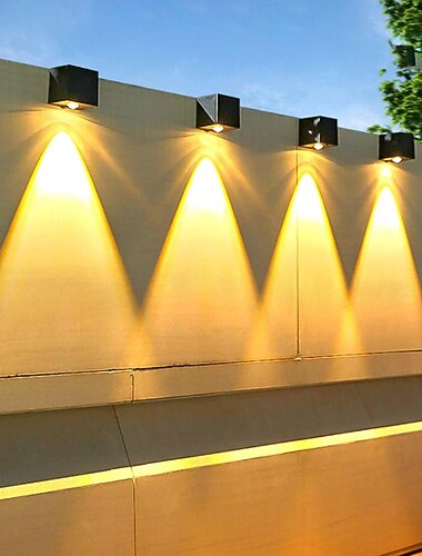  2 stk. solcelledrevne gjerdelys vanntette graders lys solcelledrevne vegglamper utendørs veggvasker landskapsspotlights lanterner for hjem vegg veranda hage terrassedekor