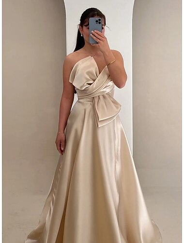  Zlaté A-line večerní šaty Elegantní šaty formální pro svatební hosty podlahové délky bez rukávů bez ramínek saténové s mašlí a nařasením