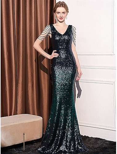  Sellő  Trombita Quinceanera ruhák Elegáns ruha Formális Esküvői Végig érő Ujjatlan V nyakú Poliészter Strasszal