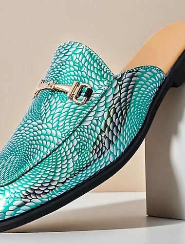  Mocassins verts en peau de serpent pour hommes avec des accents dorés – des chaussures à enfiler tendance pour les dîners formels et les soirées