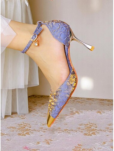  Scarpe col tacco da donna in raso beige con punta affilata, dettagli dorati e cinturino alla caviglia per cocktail party