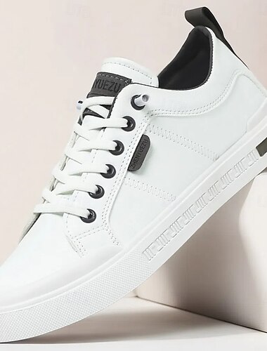  Klassiske hvide herresneakers med snørebånd og logodetaljer - afslappede, komfortable, velegnede til hverdagsbrug og urbane eventyr