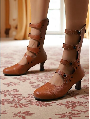  Damenschuhe mit hohen Absätzen aus braunem Kunstleder mit Riemchenausschnitten – mittelhoher Absatz im Vintage-Stil der 1920er Jahre mit dekorativen Knopfdetails, perfekt für Retro-Events, das Büro