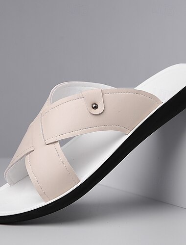  Herrensandalen aus hellbraunem Kunstleder mit Kreuzriemen, bequemes Slip-On-Design mit strapazierfähiger Gummisohle, ideal für lässige Strand- und Outdoor-Aktivitäten im Sommer