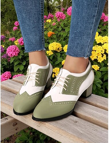  zweifarbige grün-weiße Oxford-Pumps für Damen mit Brogue-Details – Vintage-Schnürschuhe im 50er-Jahre-Stil für den Alltag, Frühlingsoutfits und Retro-Looks