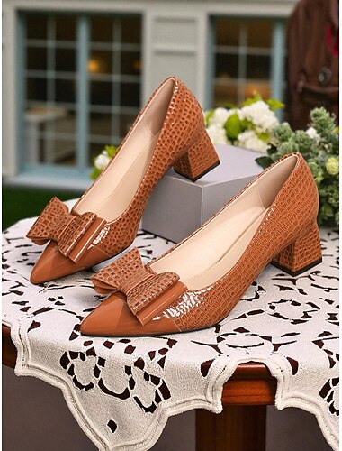  Damen-Pumps aus Lackleder im Vintage-Stil mit Krokodilprägung – braune Pumps mit spitzer Spitze, übergroßer Schleife und Blockabsatz fürs Büro, Teepartys und Outfits im Stil der 50er Jahre