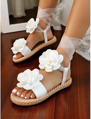  Flache Damensandalen mit weißen Blumen zum Schnüren, lässiger Hochzeitsstil, Strandbrautschuhe mit Bandriemen und floralen Details