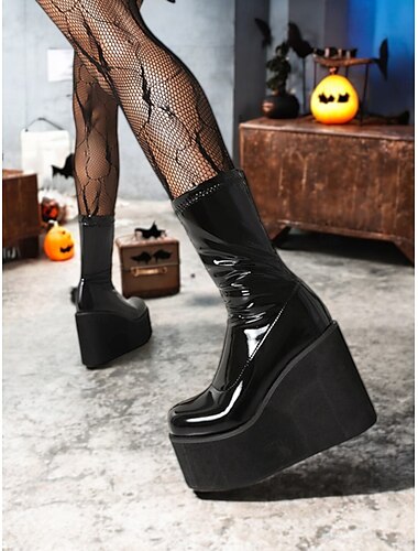  Rote Go-Go-Stiefel aus Lackleder im Stil der 80er-Jahre mit Plateausohle und Keilabsatz – glänzende Retro-Stiefeletten für Partys, Bühnenshows und Halloweenkostüme