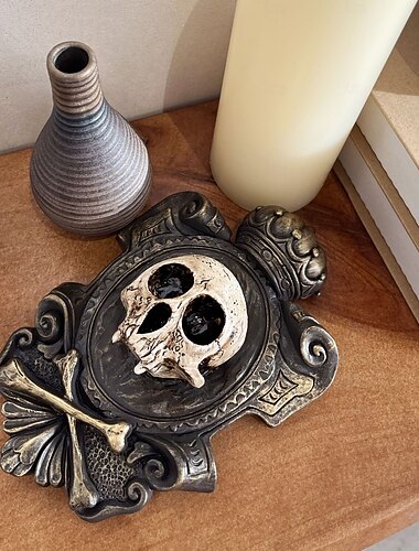  Decorazione da parete con testa di scheletro di Halloween, divertente scultura decorativa a forma di teschio in resina, spaventoso ornamento da parete, regalo per casa stregata o festa.