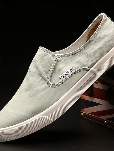  Grüne Slip-On-Sneaker aus Canvas für Herren im minimalistischen Low-Top-Design für lässigen Streetwear-Wochenendstil und bequemen Alltagsgebrauch