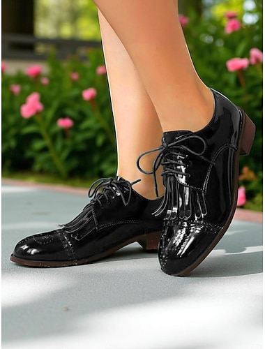  Grüne Oxford-Schuhe aus Lackleder im 50er-Jahre-Stil für Damen – Retro-Schnürschuhe mit Fransendetails für Frühlingsoutfits oder Gartenpartys