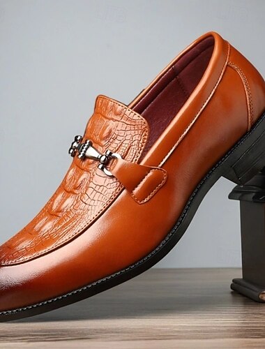  Heren loafers van imitatieleer met krokodillenmotief in bruin leer – elegante instappers met decoratief metalen detail voor bruiloften, kantoorvergaderingen en formele sociale evenementen