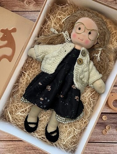  Kézzel készített Waldorf baba kislánynak ruhakészlettel - 11,8 hüvelykes puha plüss baba kisgyermekeknek, ideális karácsonyi ajándék gyerekeknek