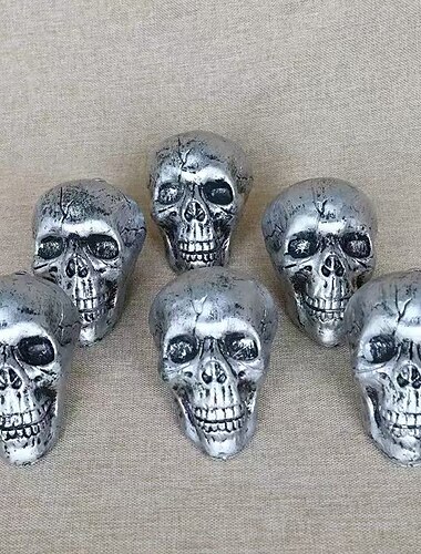  6 stuks realistische Halloween-schedelhoofden, levensechte menselijke schedelaccessoires voor spookhuizen, tuinen, griezelige decoraties, skelethoofdornamenten en hangende spookaccessoires