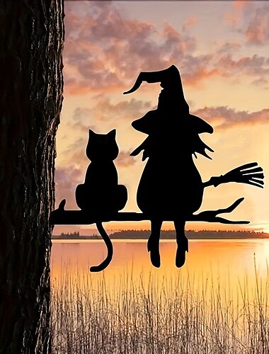  1 künstlerische Dekoration einer Metallsilhouette einer süßen Hexe und Katze, die auf Ästen in einem Garten sitzen, perfekt als Dekoration für Gartenfeste.