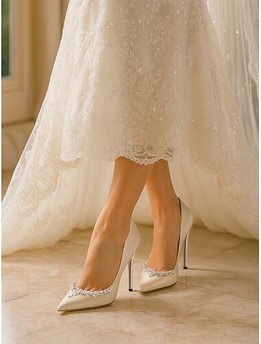  Elegante hvide stilettohæle til bruden – spidse brudesko med krystaludsmykning