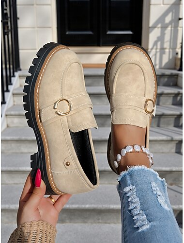  Beige suède loafers met noppenzool voor dames – casual instappers met gouden gesp voor werk, reizen en weekendoutfits