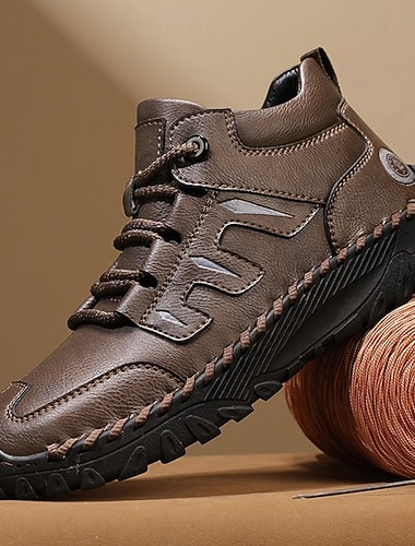  Herrsneakers i kaffebrun läder med kontrastsömmar och vadderad sula – bekväma vardagsskor för utomhusäventyr och stadsmode