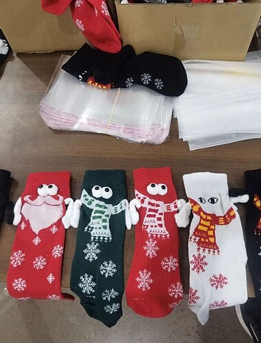  Calcetines navideños transfronterizos, medias navideñas rojas con diseño de bufanda, calcetines decorativos magnéticos con forma de ojo grande para sujetar las manos, decoración festiva de Navidad y