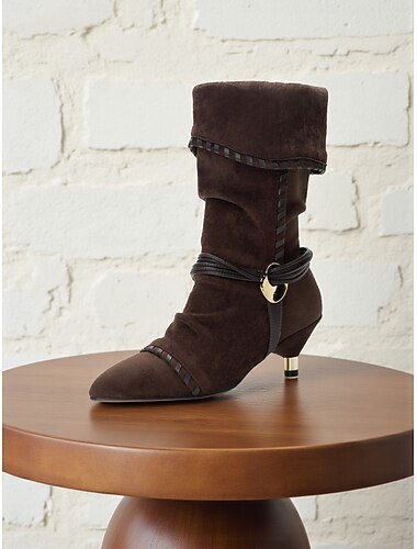  Damstövlar i mockabrun mocka till halvan på vaden med flätad rem, vikbar design och kitten heels, urbana vardagsskor för kvinnors streetwear.