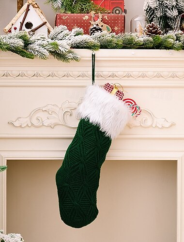  julestrømpe strikket luksusgarn feriesokk grønn gavepose til julegaver hjem peis festlig fest sesongdekorasjon tilbehør