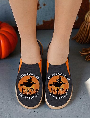  Slip-on-sko i kanvas til dame med brede bredde og heksetrykk som flyr i ørkensolnedgangen – flate sko i halloween-tema for fester, festivaler og hverdagsbruk