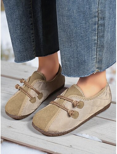  Γυναικεία καπιτονέ φαρδιά μοκασίνια με slip-on επένδυση από τεχνητό σουέτ, αντιολισθητικά παπούτσια χωρίς λάστιχο και άνετη αίσθηση εσωτερικού χώρου για χρήση στο σπίτι και σε casual εμφανίσεις.