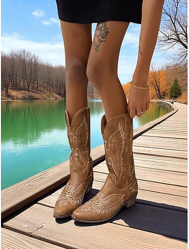 bottes de cowboy western pour femmes avec motif d'aigle brodé et détails cloutés bottes à talon bloc de style rétro mi-mollet pour une tenue de mode urbaine   bottes de cowboy western pour femmes avec motif d'aigle brodé et détails cloutés bottes à talon bloc de style rétro mi-mollet pour une tenue de mode urbaine