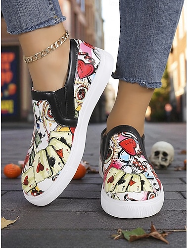  Zapatillas de Halloween sin cordones para mujer: zapatillas de lona con estampado de naipes y grafitis coloridos para looks casuales de otoño y un estilo urbano espeluznante.
