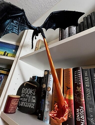  Knižní koutek s dračím plamenem, 3D tisk, dekorace rohové police s dračím plamenem, unikátní fantasy ozdoba na stůl do domácí kanceláře, perfektní dárek pro milovníky knih.