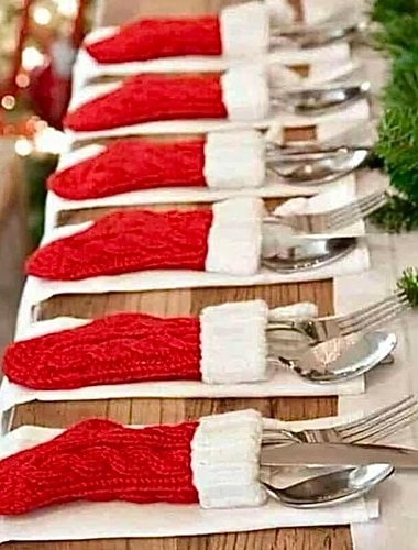  Zestaw 6 uchwytów na sztućce w formie skarpet świątecznych, dzianinowe uchwyty na sztućce, woreczki na sztućce, ozdoby choinkowe w formie skarpetek, artykuły do dekoracji stołu na święta