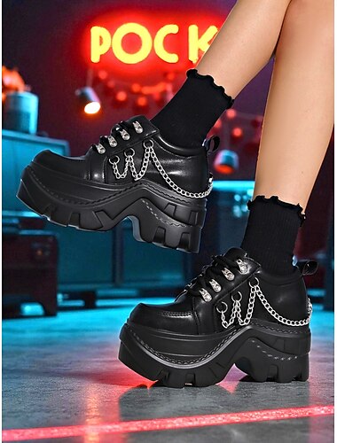  Sneakers da donna con plateau gotiche per Halloween e catene metalliche - scarpe nere stringate punk e audaci per look spettrali da festa, streetwear alternativo e vita notturna