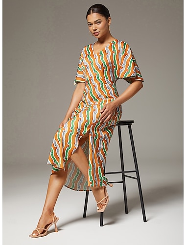  فستان بطبعة تموجات وفتحة جانبية وفتحة رقبة على شكل حرف V