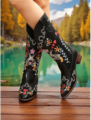  stivali da cowboy western ricamati da donna con motivi di pistola e cuore: stivali a metà polpaccio che esprimono amore e pace, eleganti calzature urbane casual per donne alla moda