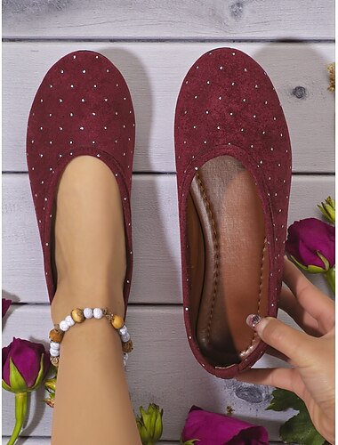  Damskor i vinröda slip-on-modell med glittrande strassdetaljer, vardagsskor för vardagsbruk och julfirande