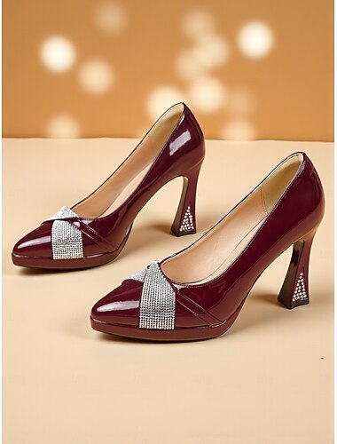  Bordeauxrode lakleren dameshakken met puntige neus en strass-details - elegante schoenen voor het nachtleven, feesten en clubwear
