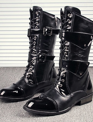Svarte knehøye punkrock-støvletter til menn – skinnende lakkskinn med stropper med flere spenner og snøring foran for gothic-, biker-, konsert- og halloween-antrekk   Svarte knehøye punkrock-støvletter til menn – skinnende lakkskinn med stropper med flere spenner og snøring foran for gothic-, biker-, konsert- og halloween-antrekk