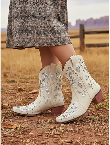  stivali da cowboy western corti da donna marrone scuro con motivi ricamati bianchi, punta affilata e tacco basso per balli country e abiti casual