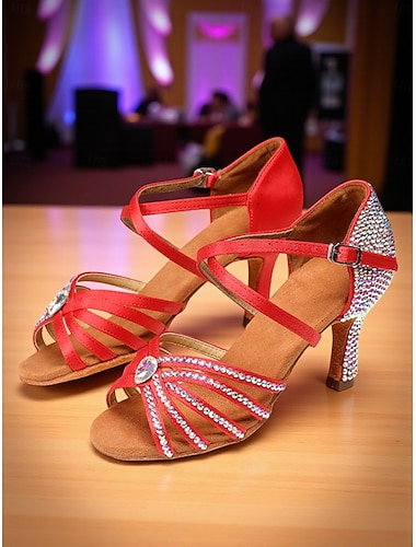  Chaussures de danse latine à talons hauts et bout ouvert en satin rouge pour femmes avec accents en strass, design élégant et étincelant, parfaites pour les soirées Gatsby et les bals de danse
