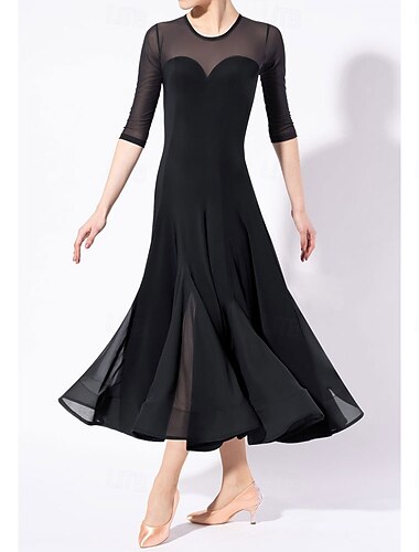  透け感のあるフレアスカートとハート型のボディスが特徴の女性用ブラック社交ダンスドレス。ラテン、サルサ、社交ダンスのパフォーマンスに最適です。