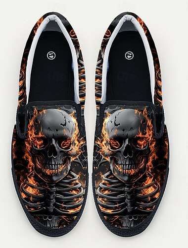  Sneakers slip-on da uomo con teschio in fiamme nere, stile punk gotico, scarpe casual per eventi di Halloween, concerti, moda di strada e abbigliamento quotidiano