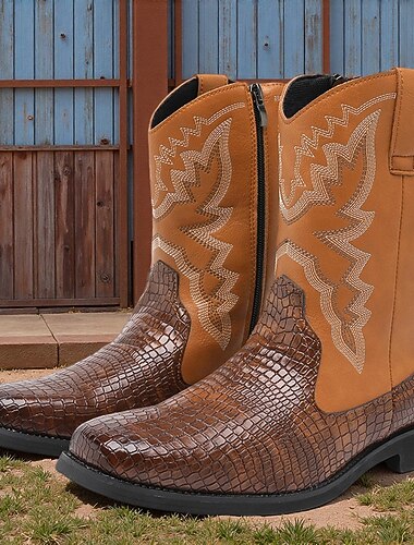  stivali da cowboy western da uomo marroni con stampa coccodrillo e dettagli ricamati, punta quadrata, suola resistente, eleganti calzature da rodeo per equitazione, balli di gruppo, matrimoni in campagna ed eventi all'aperto
