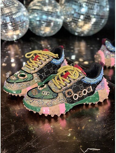  damesko med strassutsmykning, tykke sneakers med fargerikt design og logodetaljer for mote, uteliv og festantrekk