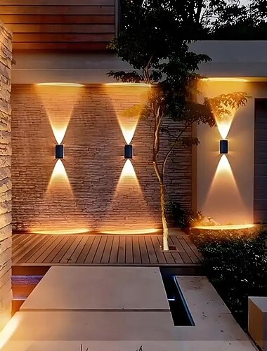  2 יחידות תאורת קיר סולארית חיצונית לד ip65 עמידה למים למעלה ולמטה זוהרת תאורת קיר סולארית לגינה, מרפסת, נתיב, מוסך, מרפסת, חצר, גדר, תאורת נוף סולארית