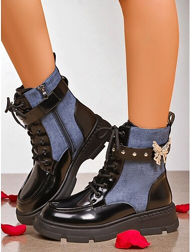 Botas de combate femininas de couro envernizado preto e jeans com pingente de borboleta – botas de cano curto com cadarço da moda para streetwear casual, kpop, festas e looks de outono   Botas de combate femininas de couro envernizado preto e jeans com pingente de borboleta – botas de cano curto com cadarço da moda para streetwear casual, kpop, festas e looks de outono