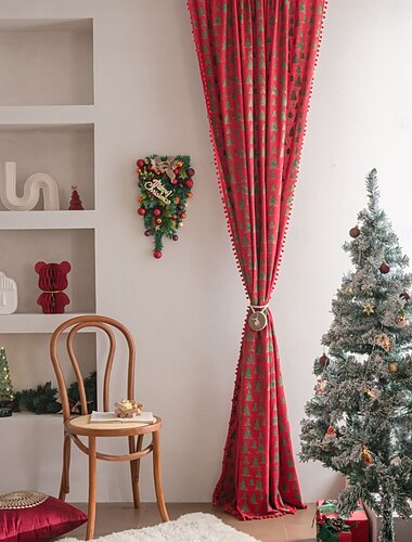  rød julegardin med gullfolie i juletreet, delvis mørklagt kjøkken og små vindusgardiner, balkong- og karnappdekorasjon