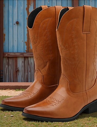  Botas de cowboy clássicas masculinas estilo western, na cor bege, com cabedal liso e bico fino, salto durável, ajuste confortável, calçado tradicional estilo rancho para rodeio, cavalgadas, shows country e trabalho ao ar livre